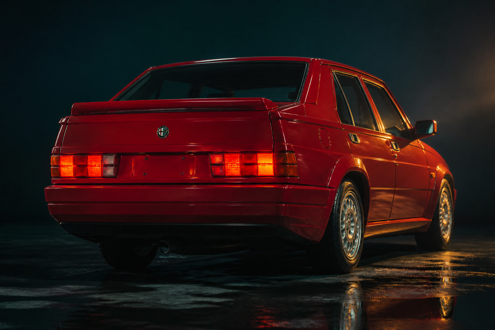 Retro tre quarti della Giulietta Turbodelta con spoiler e fanali accesi