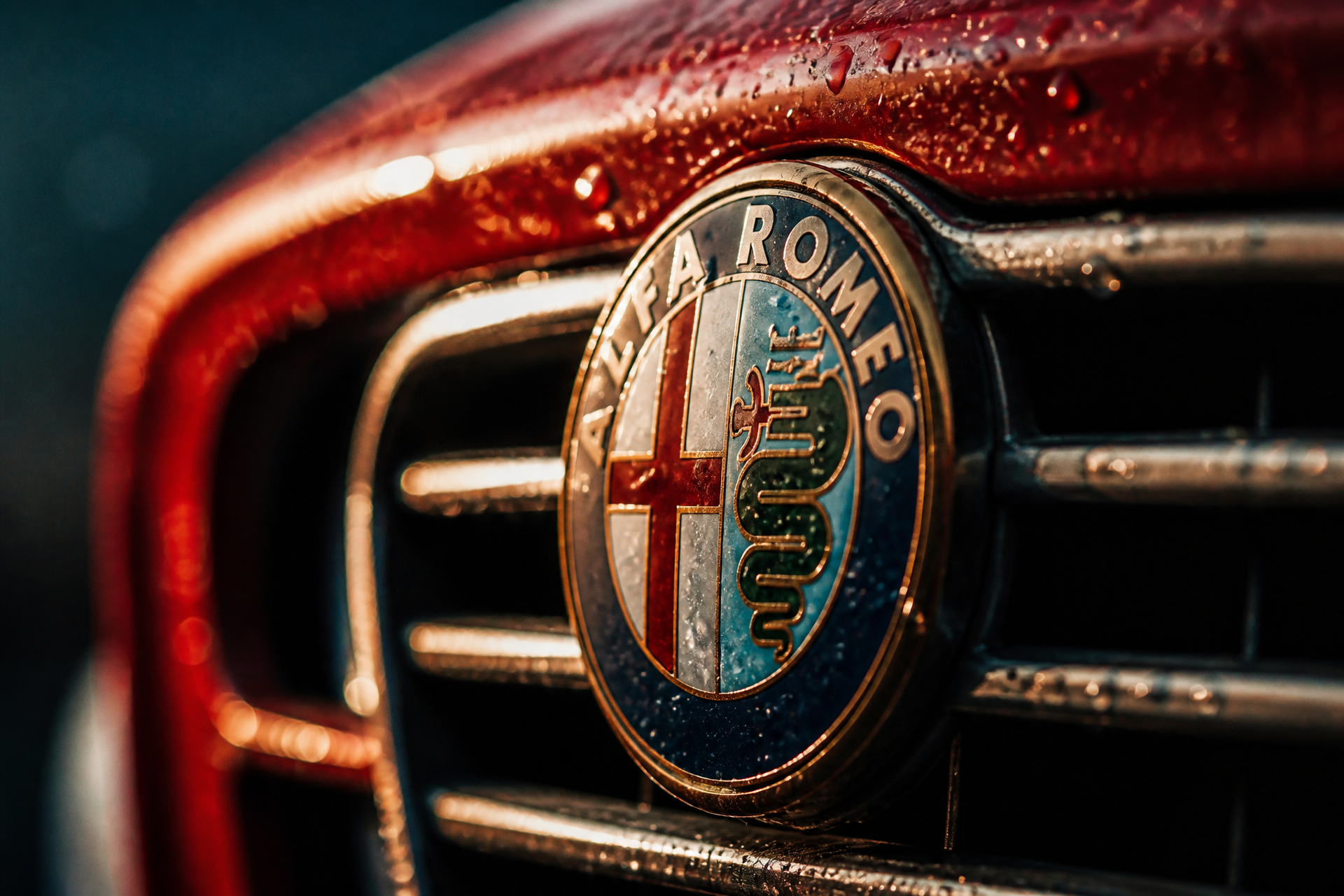 Macro del fregio Alfa Romeo sulla griglia anteriore della Giulietta Turbodelta