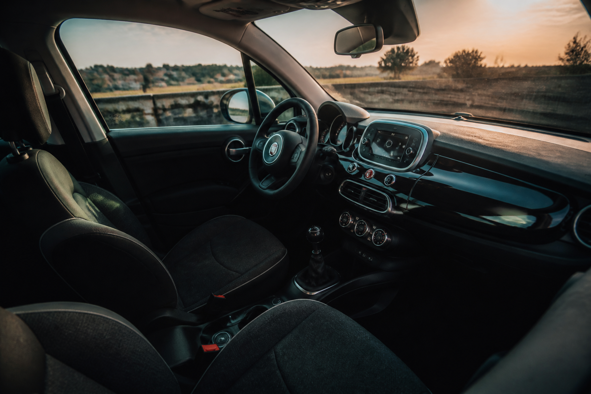 Interni della Fiat 500X con plancia lucida e schermo centrale