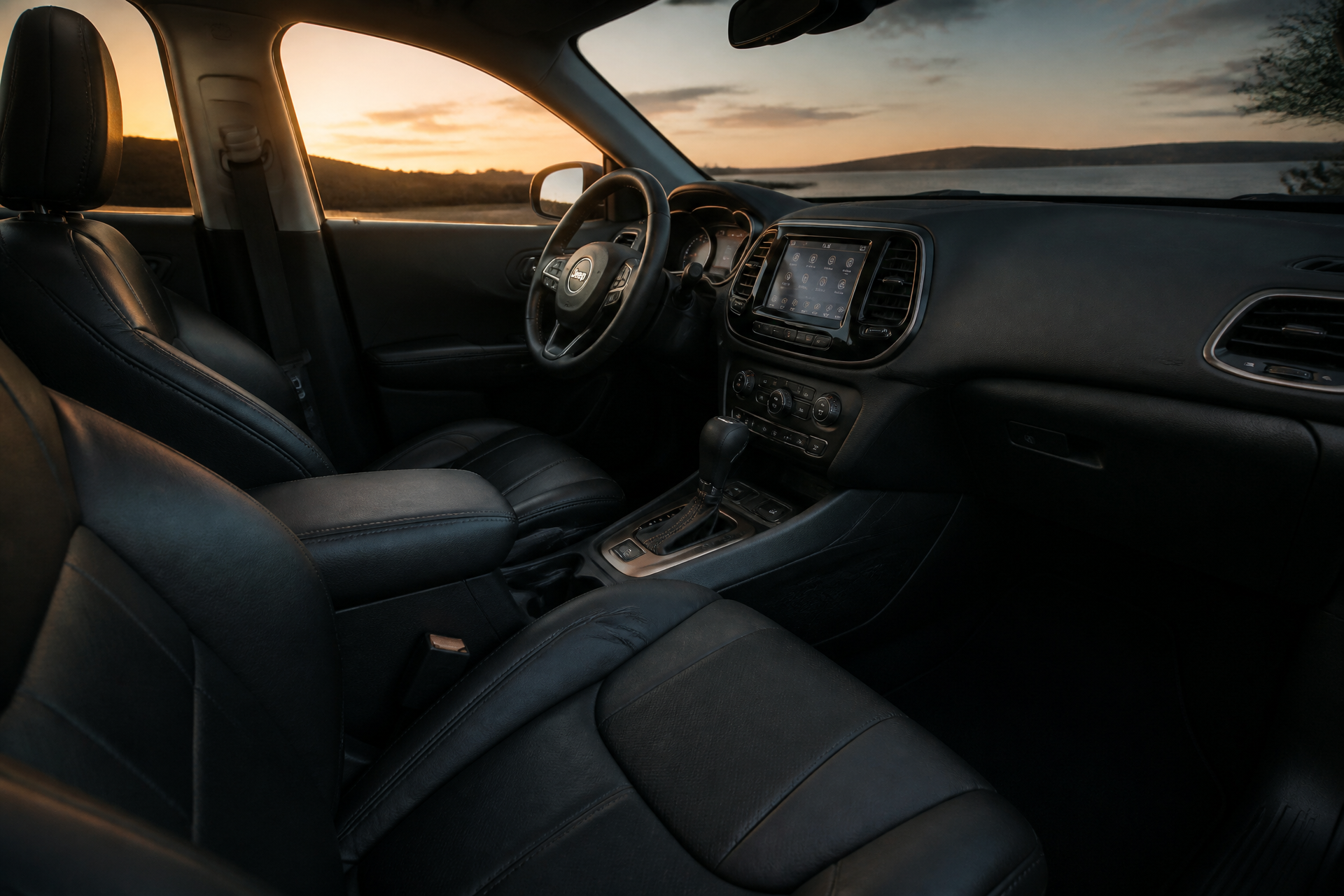 Interni della Jeep Cherokee con sedili in pelle nera e schermo centrale Uconnect