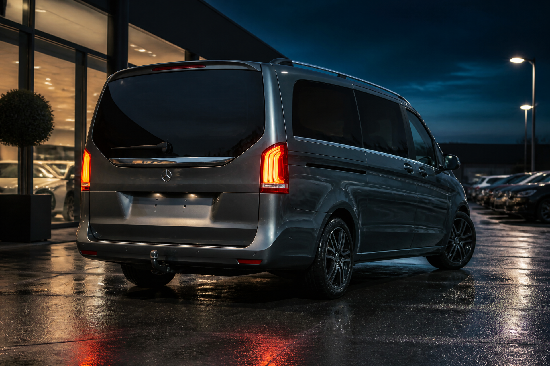 Retro tre quarti del Mercedes V 250 Edition Lang con fanali accesi e gancio traino visibile