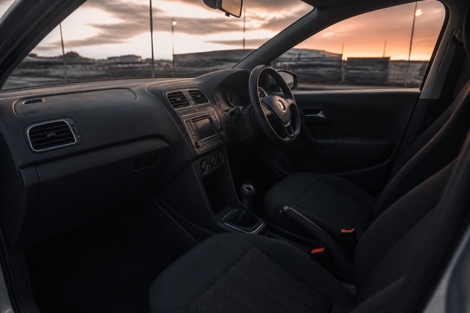 Abitacolo della Volkswagen Polo Trendline con plancia essenziale e cambio manuale