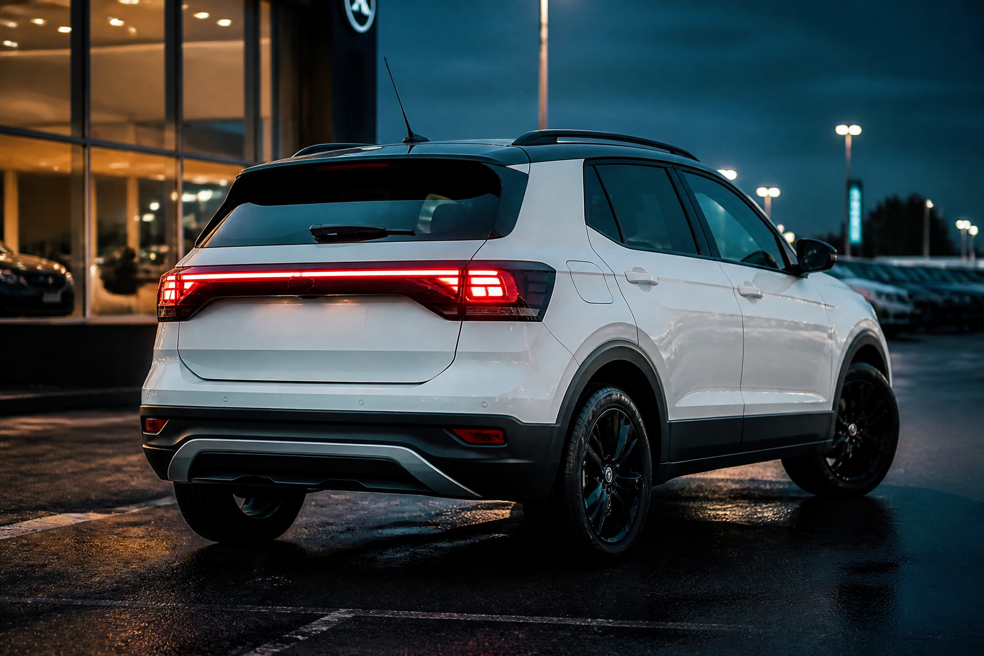 Retro tre quarti della Volkswagen T-Cross con barra luminosa posteriore accesa